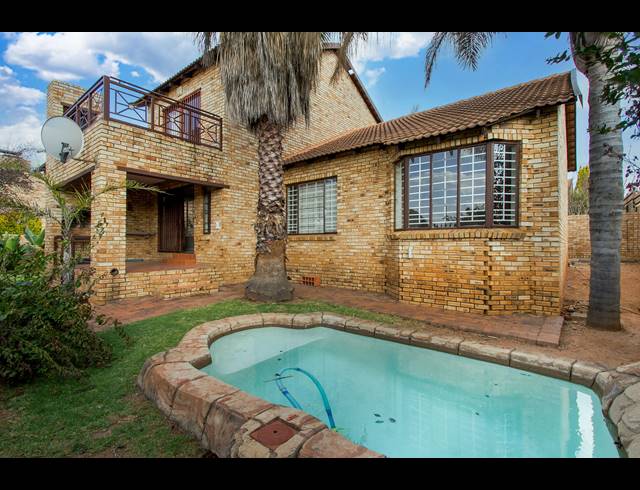 3 BEDROOM TOWNHOUSE TO LET IN BROMHOF